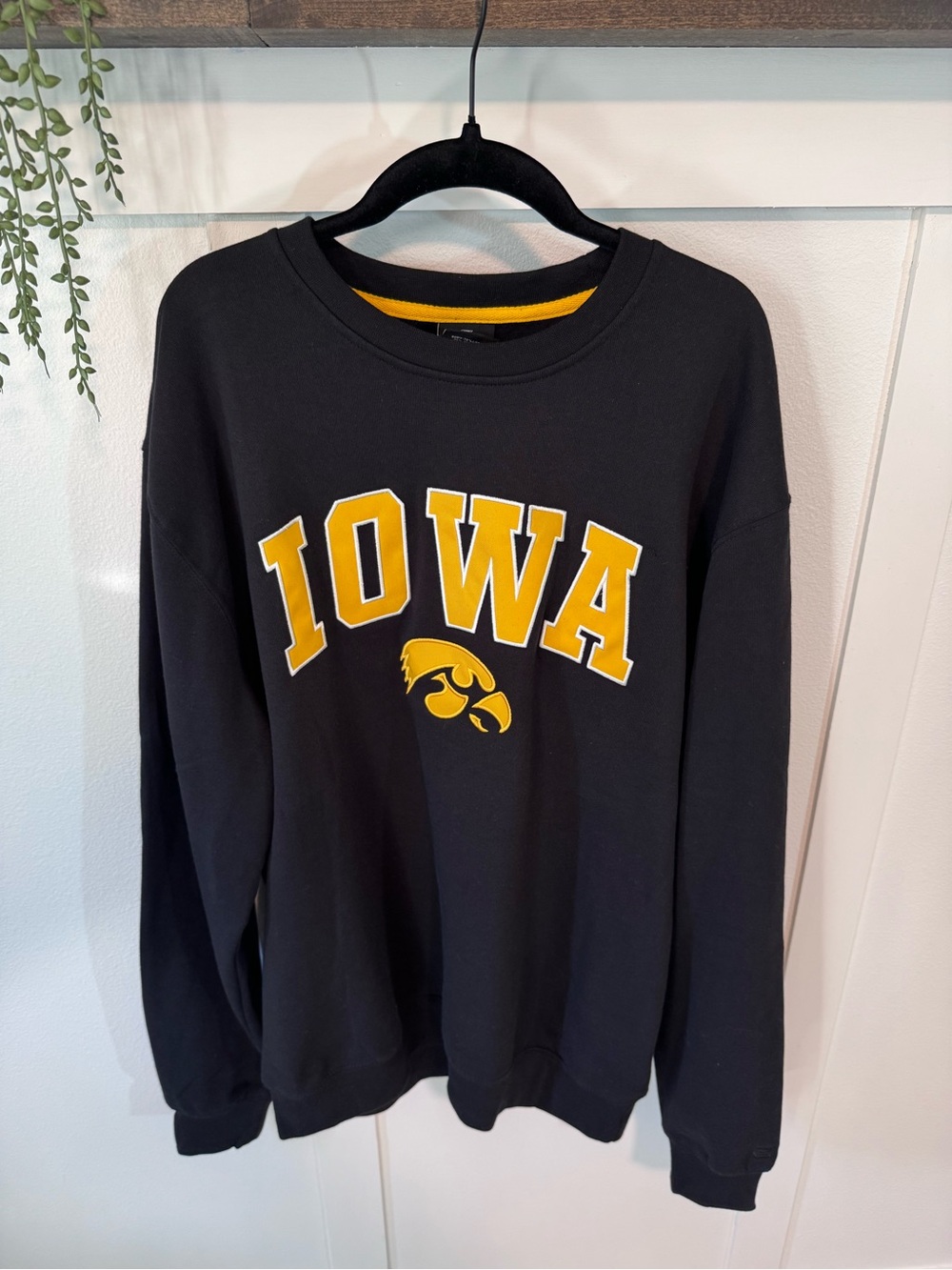 Colosseum Black & Yellow Mens Graphic Crewneck